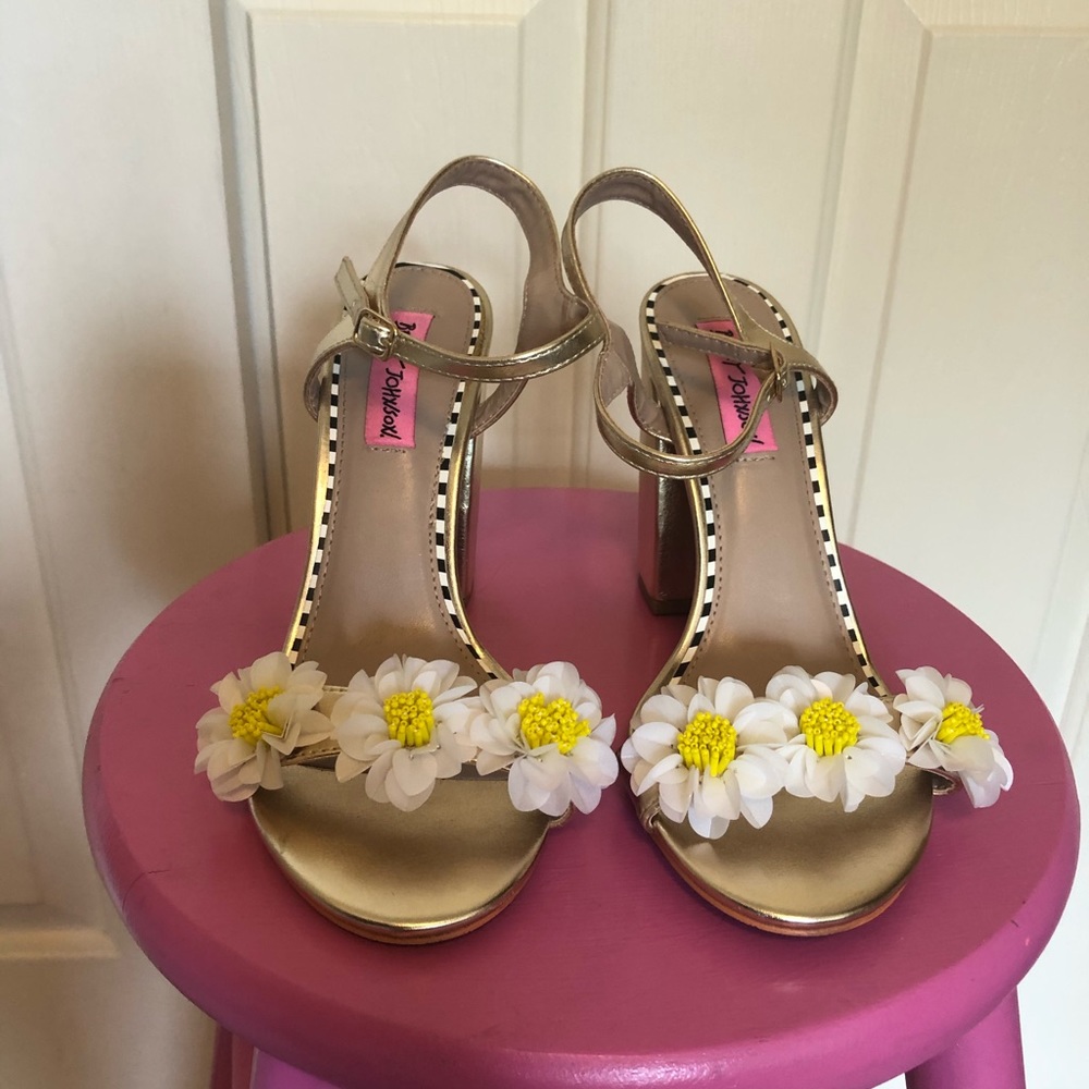 💛Betsey Johnson Daisy Block Heels 💛